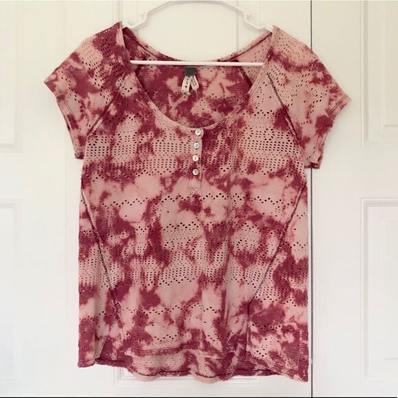 Free People Women’s Pink Tie Dye Eyelet Short Sleeve Boho Tee Top Size SP - Picture 2 of 9